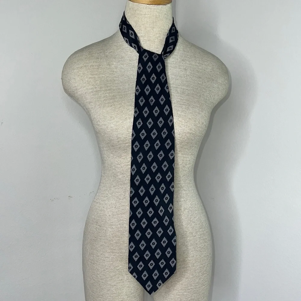 🔹 Giorgio Armani Silk Blend Tie